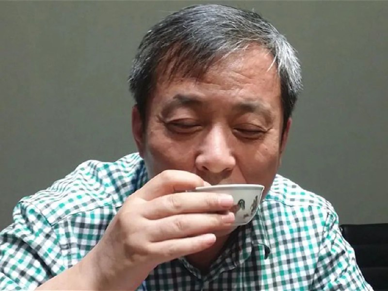 » 13、刘益谦出售藏品，中国富豪正在退出艺术品市场吗？周四，上海房地产和制药业亿万富翁刘益谦和妻子王薇的39件艺术品在苏富比以7,000万美元拍出，远远低于苏富比9,440万美元的预期