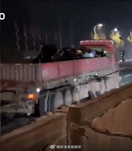 » 郑州富士康返乡员工家属：丈夫徒步10多小时后到家隔离，路上没有挨饿 10月30日，界面新闻联系上富士康工业园区的多位员工和管理人员，对方表示确有大量员工离开园区，由于郑州处于“静默”管控期，这些员工只能徒步回家