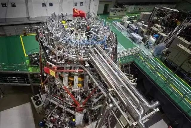 » 7. 中国核聚变托卡马克装置等离子体电流突破100万安培随着倒计时归零，大屏幕上一阵强光闪过，数据分析小组传来了好消息：我国新一代“人造太阳”托卡马克装置（HL-2M）等离子体电流突破100万安培（1兆安），创造了我国可控核聚变装置运行新纪录！中核集团核工业西南物理研究院聚变科学所副所长（主持工作）、HL-2M实验负责人钟武律20日在接受科技日报记者专访时表示，此次突破标志着我国核聚变研发向着聚变点火迈进重要一步