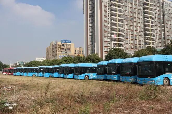 » 2、佛山10亿投建氢能公交，部分车辆跑够补贴里程就闲置在广东省佛山市南海区的街头，以环保著称的天蓝色氢能公交车往来穿梭