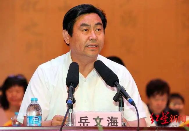» 1、辞职十年的周口市原市长岳文海被查 曾主持平坟运动 more…2月1日，据中央纪委国家监委消息，河南周口市原市长岳文海涉嫌严重违法，目前正接受河南省监察委员会监察调查