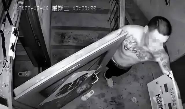 7. 山东莱阳：一对母女回家被雨衣男拖进房内7月11日晚，“母女上楼时被雨衣男拖进房”网络视频引关注
