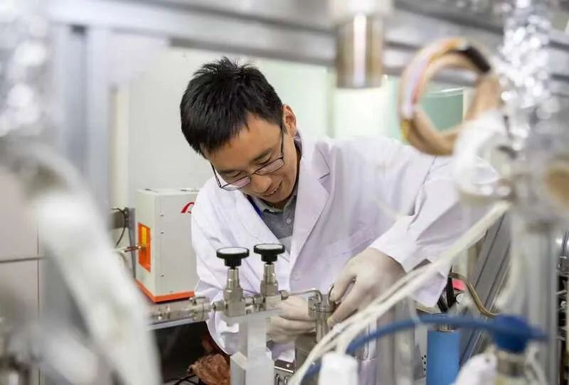 8. 月球嫦娥石发现记：抓住十四万分之一的机会2020年11月，在李子颖带领下，地研院月球研究团队经过无数次研究讨论后，确定了以月球核能裂变和聚变元素为主要研究方向