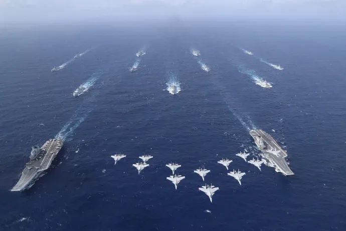 » 8. 山东舰辽宁舰首次双航母编队演练并发出图片近日，海军辽宁舰编队圆满完成年度远海实战化训练，安全顺利返回母港