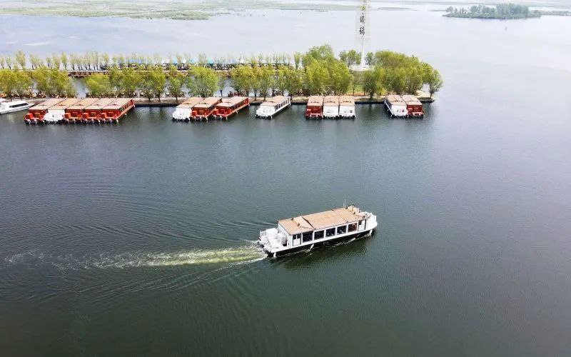 » 1、北京公交“开”进雄安新区，白洋淀旅游有了新方式5月底的白洋淀水清淀蓝，最负盛名的荷花虽还要半个月才开放，但水面上吹来的徐徐清风与芦苇丛中的阵阵鸟鸣也让人心驰神往，一艘艘载着游客的铝合金画舫船游弋其间