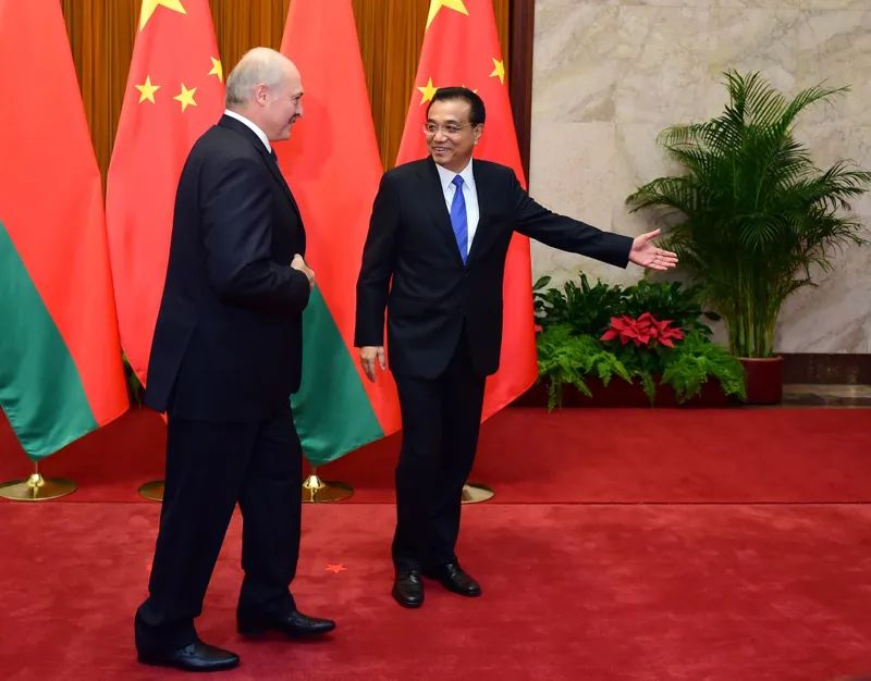 » 8. 总理见白俄罗斯总统卢卡申科国务院总理李克强3月1日上午在人民大会堂会见来华进行国事访问的白俄罗斯总统卢卡申科