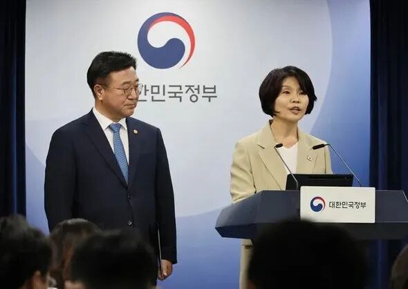 » 8、 韩国公布政府组织改革方案明年废除78年历史的大检察厅9月7日，韩国政府、执政党共同民主党及总统府三方共同公布了李在明政府的首份政府组织改革方案