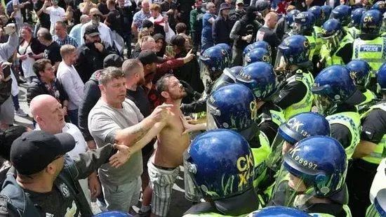 » 7. 移民问题激发左右对抗 英国爆发大规模骚乱英国多地于刚刚过去的这个周末发生大规模骚乱