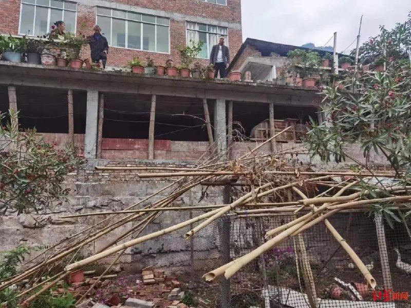 13. 四川：5岁男孩“开”三轮车载3岁妹妹冲向悬崖 村干部飞身挡车救下5月22日，位于金沙江边的四川宜宾市屏山县书楼镇，村民凌珀光带着两个孙儿，到卫生院看望与他非亲非故的邻村副主任王家书