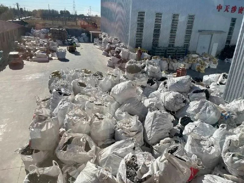 » 18、销毁婚纱照，竟成新职业按重量收费，只需支付相应的费用，无论当初是花费几千元还是几万元拍摄的婚纱照，在这里都将被无差别地投进撕碎机，碾压后的碎片还会被送进电厂焚烧炉，全部化作尘埃