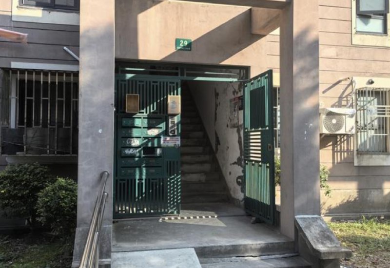 » 2、政府不再补贴维护费用 浦东多个小区门禁同时瘫痪“小区里所有的门禁都失效，门幢处于24小时洞开的状态，住着太不安心了！”8月3日，上海市浦东新区万馨佳园居民汪先生向解放日报·上观新闻“民声直通车”反映