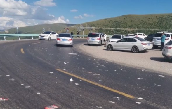 2. 游客激增，新疆独库公路变“垃圾公路”7月24日，“新疆独库公路变垃圾公路”登上微博热搜