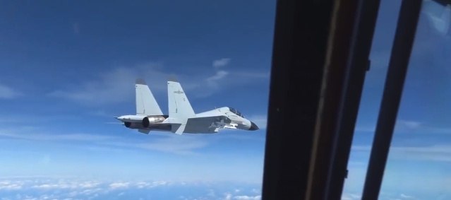 » 9. 美RC135侦察机在南海被解放军拦截，称中国战机“不安全”美军印太司令部12月29日发布通告，公布了美军拍摄歼-11战机拦截美军RC-135侦察机的视频，称一架中国战斗机在南海上空进行“不安全”活动