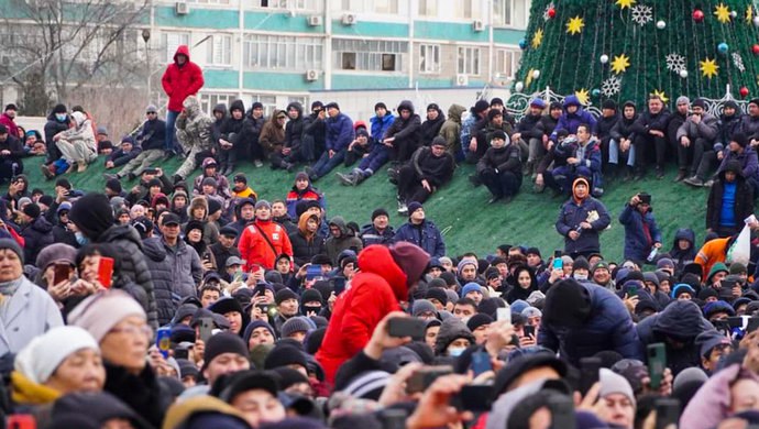 » 13、哈萨克斯坦公布去年骚乱调查报告：组织者含国家部门高层官员1月5日，哈萨克斯坦总检察长阿斯洛夫在议会下院，就2022年1月全国发生的骚乱事件发布调查报告