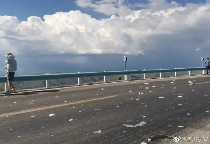 2. 游客激增，新疆独库公路变“垃圾公路”7月24日，“新疆独库公路变垃圾公路”登上微博热搜