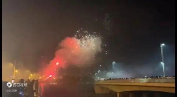 » 6. 郑州跨年出现大量自发燃放烟花活动2022年12月31日晚，郑东新区千禧广场附近，上万市民聚在郑州地标建筑玉米楼附近，跨年辞旧迎新，庆祝2023新的一年的到来