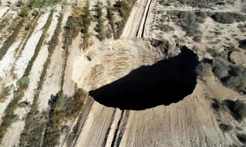 14. 智利矿区圆形地陷，直径25米，深200米据《卫报》8月2日报道，近日，智利当局在北部矿区发现了一个神秘天坑
