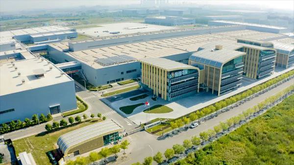 » 1. 许家印与贾跃亭重回同一战壕？恒大问责FF董事会敦促召开特别股东大会9月15日，Faraday Future第二大股东Sean Smart Limited向美国SEC提交13D公告，这似乎意味着许家印与贾跃亭重回同一战壕