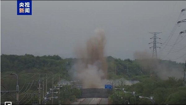 » 8. 朝鲜炸毁韩朝边境部分道路15日，韩国联合参谋本部公布了一段朝鲜方面进行爆破的视频