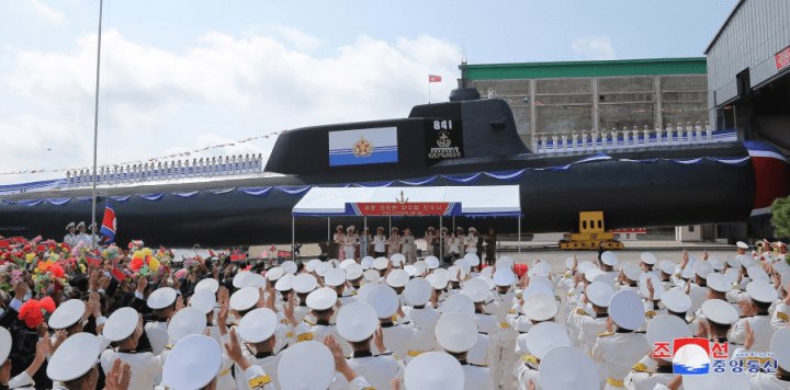» 16、朝鲜第一艘战术核攻击潜艇下水，金正恩出席朝鲜6日举行新造潜艇下水典礼，庆祝第一艘战术核攻击潜艇第841号下水，该潜艇被命名为“金君玉英雄”号