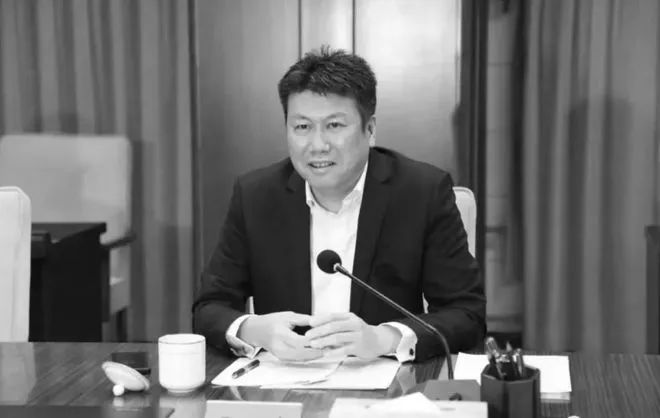 » 2. 华夏银行天津分行行长贡丹志坠楼摔死 第一大股东是北京国资华夏银行股份有限公司天津分行行长贡丹志于2023年12月9日坠楼死亡