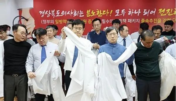 » 14. 韩国五大医院教授达成一致，每周休诊一天韩联社26日援引医学界消息称，韩国首都圈五大医院的教授们当天达成一致，决定“每周休诊一天”，期间将暂停门诊和手术
