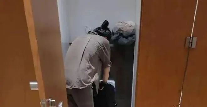 8. 上海：“躲在虹桥卫生间”的阿芬找到工作，公司说不会歧视新冠康复者近日，一篇关于新冠康复者求职艰难躲在上海虹桥火车站卫生间的文章在网络引发热议，该文描述了一位叫阿芬的女子在上海数月以来的坎坷经历