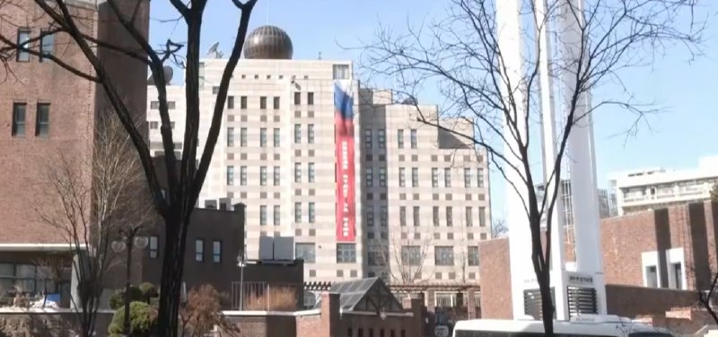 » 5、俄驻韩使馆挂出4层楼高的胜利标语，韩国抗议据凤凰卫视报道，俄乌之战四周年之际，俄罗斯驻韩国大使馆的建筑外墙上挂起写有胜利口号的标语，引发韩国外交部抗议