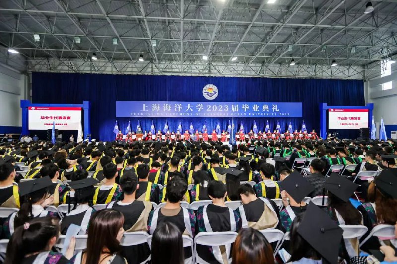 » 9. 上海海洋大学为两届学生补办毕业典礼，有毕业生从国外赶回6月16日9点40分，从伦敦飞往上海的飞机降落在浦东机场