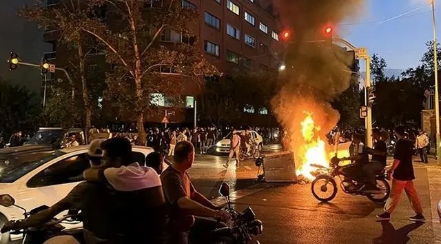 » 10. 伊朗一女子因未恰当佩戴头巾被捕后死亡，多地爆发示威游行据联合国新闻9月20日消息，22岁的伊朗女性玛莎·阿米尼（Mahsa Amini）由于未遵循严格的头巾佩戴要求，遭到伊朗“道德警察”逮捕，并在拘留期间死亡