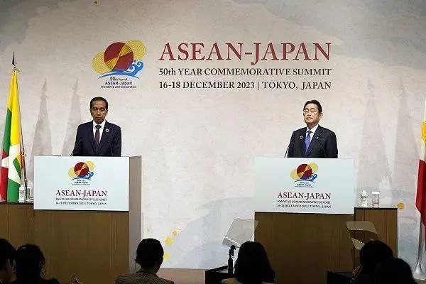 » 9. 日本东盟举行特别峰会：建立以自由开放原则为基础的印太据日本时事通讯社17日报道，日本-东盟当天举行了特别首脑会议，以纪念双方建立友好合作关系50周年