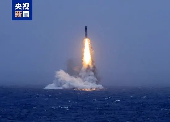 » 3、中国潜艇向太平洋试射战略导弹7月6日12时01分，中国海军1艘战略核潜艇成功发射1发携载训练模拟弹头的潜射战略导弹，准确落入预定海域