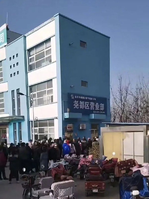 » 11、多人凌晨挨冻排队、有用户来4次没缴上费，山西一燃气公司回应近日，多位网友发视频称，山西省临汾市一家天然气收费站每天早上8点30分营业，但却有许多人凌晨2点多就忍着零下几度的严寒排队等待缴费