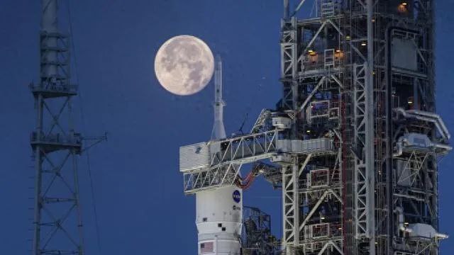 » 9、NASA宣布推迟载人登月计划 2026年登月当地时间9日，美国国家航空航天局（NASA）召开简报会表示，将原定于2024年进行的“阿耳忒弥斯2号”载人绕月飞行任务推迟至2025年9月，将原定于2025年进行的“阿耳忒弥斯3号”载人登月计划推迟至2026年9月