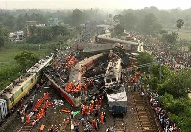 » 11. 印度安得拉邦列车脱轨 已致14人死亡50人受伤 more…据印度媒体当地时间10月30日报道，印度安得拉邦29日发生的列车脱轨事故死亡人数升为14人，受伤人数约为50人