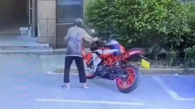 » 11. 老人推倒摩托车事件一审：被告缺席，赔偿原告修车款16704元2022年6月25日，陈先生的摩托车被一位老人故意推倒，损失16000余元