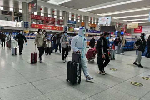 4. 封控近两个月后，数十万在吉林大学生离校返乡5月3日，吉林省教育厅宣布，随着吉林省各地疫情防控实现社会面清零，低风险地区的高校学生可以分批错峰离校返乡