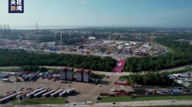 11. 墨西哥最大炼油厂建成 有望减少从美进口燃油位于墨西哥塔瓦斯科州的该国最大炼油厂建成，出席建成仪式的墨西哥总统洛佩斯表示，炼油厂的建成将有助于该国摆脱长期以来对外国燃油产品的依赖