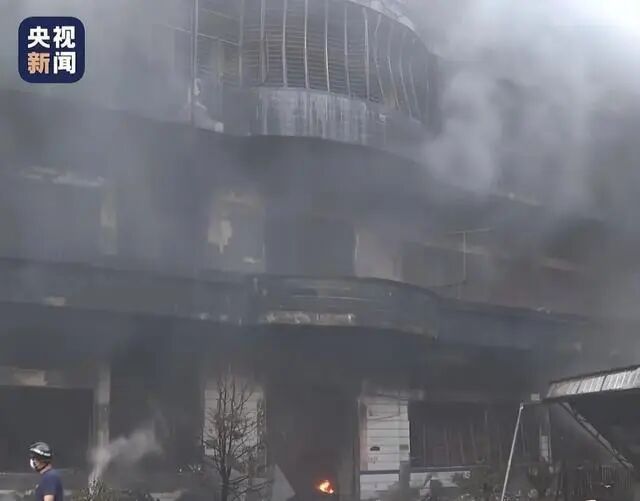 » 3、福建晋江鞋厂火灾至少28人死亡中新网福州7月10日电 (记者 龙敏)针对泉州晋江市一鞋厂发生火灾事故导致28人死亡，福建官方称，将按照科学严谨、依法依规、实事求是的原则，严肃开展事故调查，尽快查明事故原因，准确认定事故性质和责任，坚决依规依纪依法严肃追责
