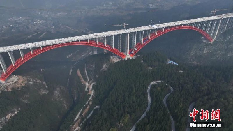 » 10、渝湘复线高速公路双堡特大桥拱桥合龙12月27日，渝湘复线高速公路双堡特大桥实现全桥合龙