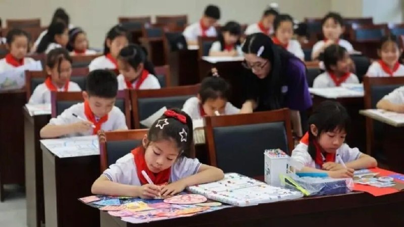 » 3、2025年小学教师减少13.19万教育部公布的2025年全国教育事业发展统计公报显示，2025年全国小学阶段教育专任教师为645.82万人
