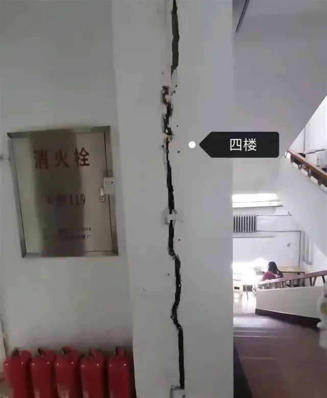 » 10. 黑龙江中医药大学宿舍楼裂开， 正转移学生11月7日，有网友发帖称，黑龙江中医药大学学生公寓出现墙体开裂