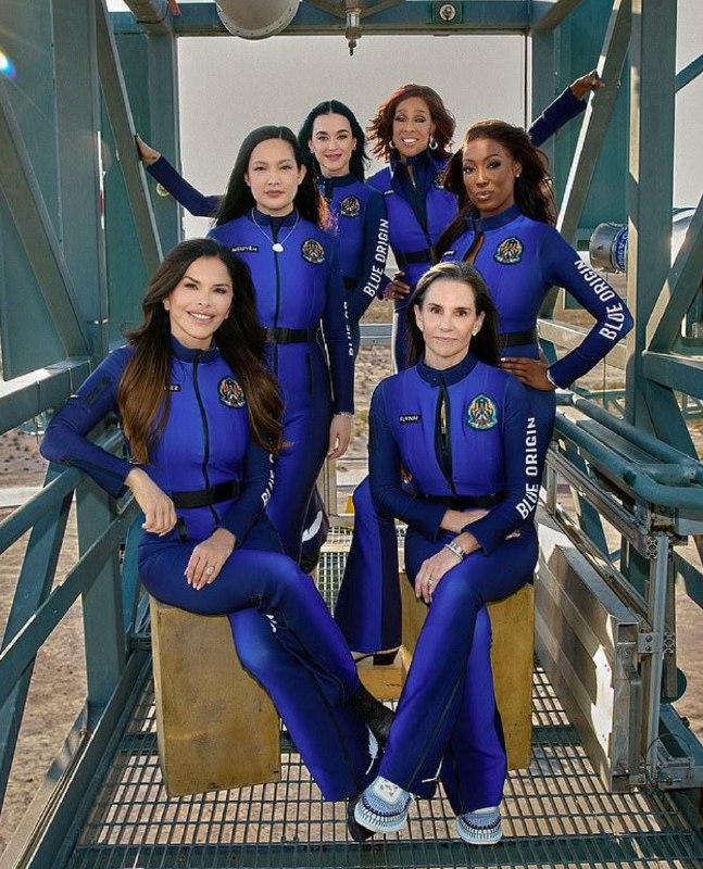 » 10、蓝色起源公司再次亚轨道飞行  乘员为6名女性当地时间4月14日9点30分，美国乐坛天后凯蒂·佩里（绰号“水果姐”）与5名女队友乘坐“蓝色起源”（Blue Origin） 商业飞船成功飞往太空，停留约11分钟后返回地球