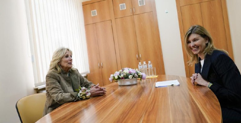 8. 加拿大总理到访乌克兰加拿大总理特鲁多8日到访乌克兰