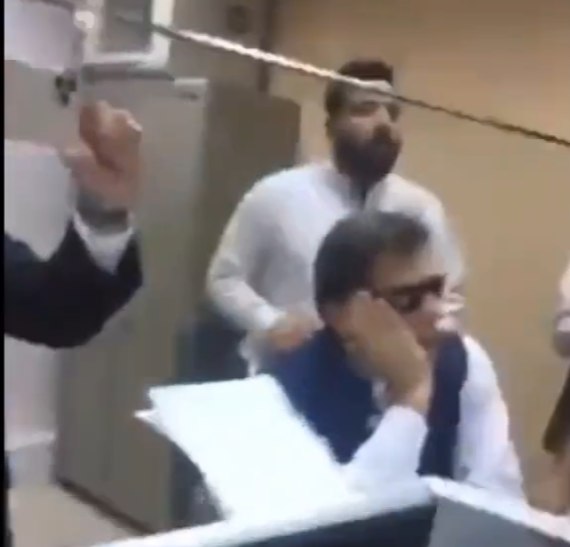 » 5. 巴基斯坦前总理伊姆兰·汗被捕当地时间5月9日，巴基斯坦前总理、正义运动党（PTI）主席伊姆兰·汗在伊斯兰堡高等法院（IHC）出庭时，被冲入现场的准军事部队“骑兵队”逮捕