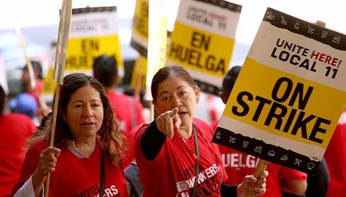 » 11. 美国第二大城市洛杉矶酒店娱乐两大支柱同时罢工7月2日，洛杉矶数千名酒店员工宣布罢工，他们要求提高工资和福利