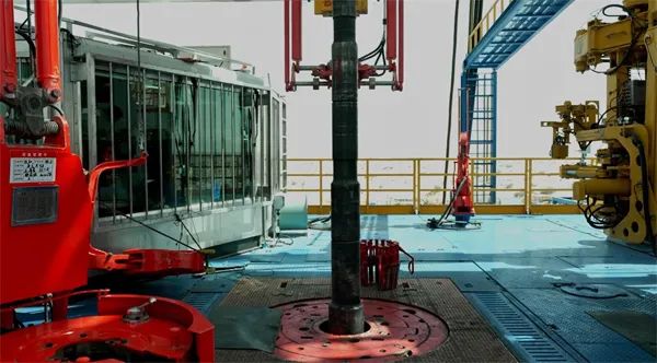 » 2. 中国开钻万米科学探索井记者从中国石油获悉，我国首口万米科学探索井——深地塔科1井30日在塔里木油田正式开钻，旨在探索万米级特深层地质、工程科学理论，为我国未来的科学研究和油气资源开发提供重要的基础和支持