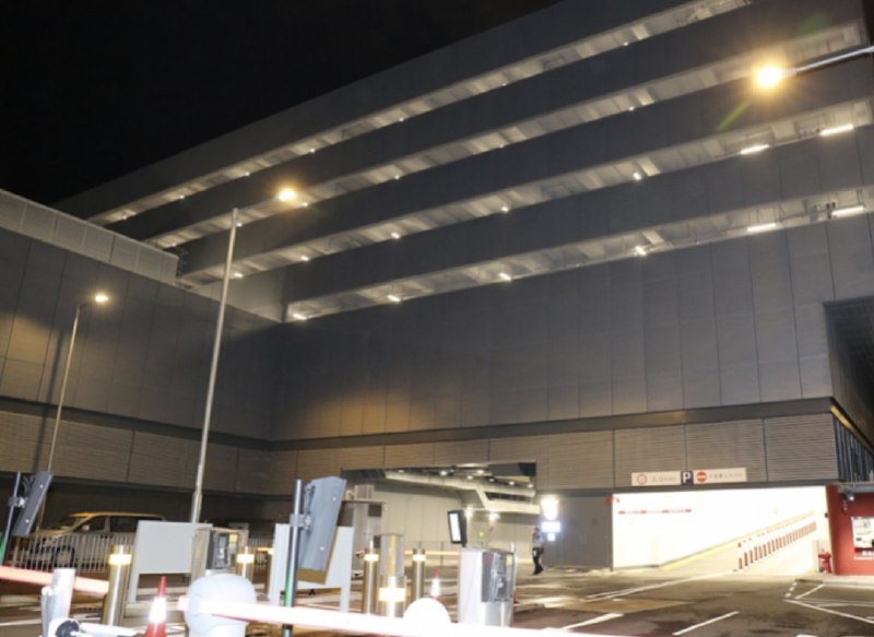 » 3、三人在香港机场抢劫 持刀带走6公斤黄金6月18日凌晨，香港国际机场警区一停车场发生一宗持刀抢劫案，一名男子受伤，其携带约6公斤金条被人劫走