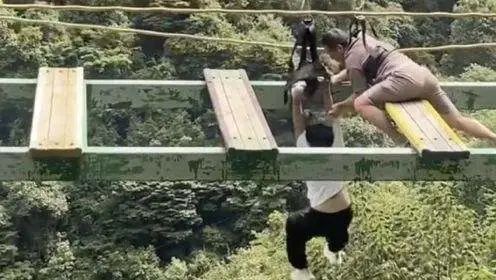 16. 湖北恩施：10岁儿童玩“步步惊心”项目坠桥 项目已关停7月22日15时50分左右，一上海籍游客潘某（10岁）在家人陪同下游玩湖北佳音旅游公司地心谷景区“步步惊心”项目时，不慎从悬空桥上坠落