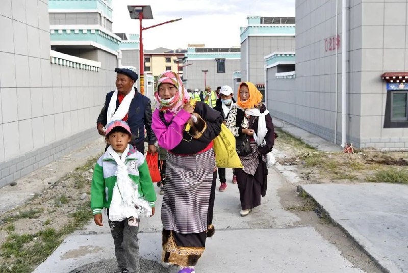 4. 中国海拔最高县近万牧民从5000米以上搬到3600米安置点今年7月，中国海拔最高县实施第二批生态搬迁，近万名牧民陆续从平均海拔5000米以上的地方搬迁到海拔3600米的安置点